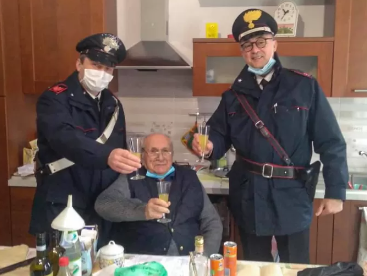 Un nonagénaire appelle la police pour ne pas fêter Noël seul