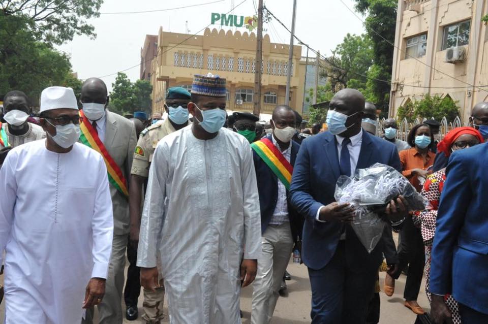 COVID-19 | Un malien, un masque ! Dr Boubou Cissé procède à la distribution de masques aux usagers de la route