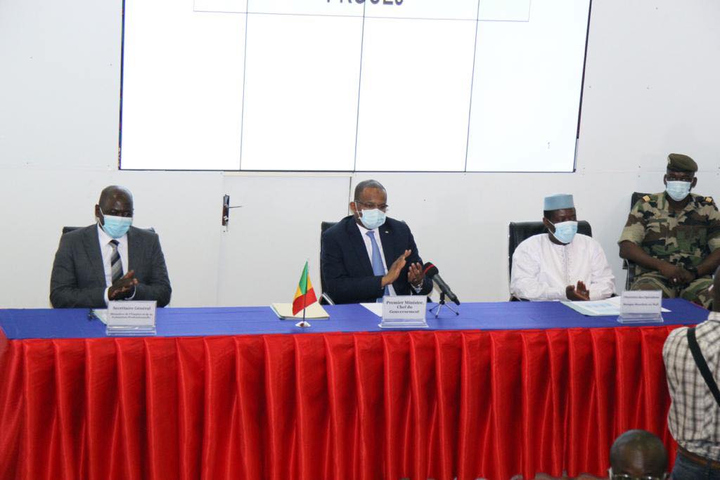 Emploi et création d’entreprises | Le Premier ministre remet un fonds destiné à 500 jeunes promoteurs de micro-entreprises.