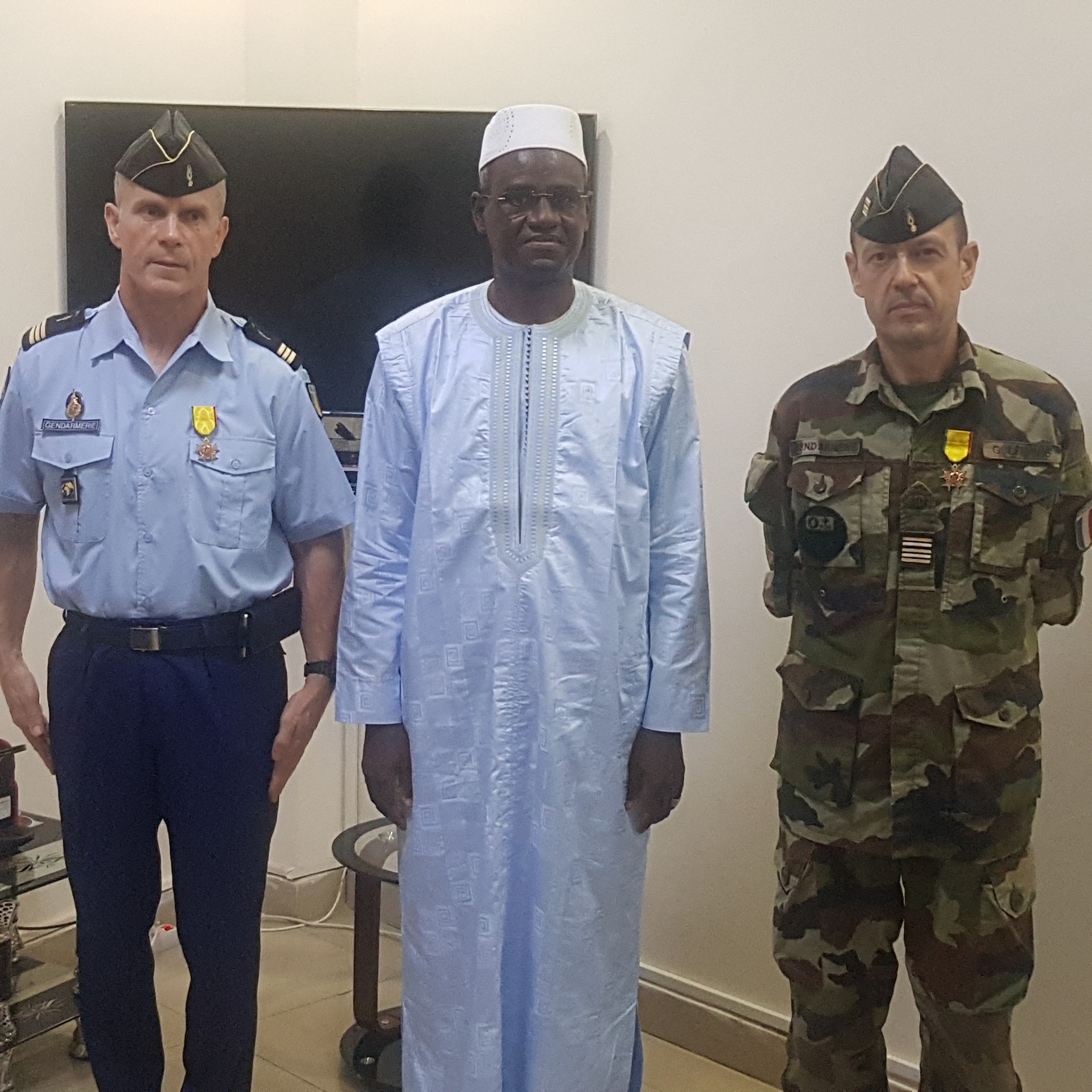 Cérémonie de décoration à titre étranger: Deux officiers français élevés au grade de Chevalier de l'Ordre national