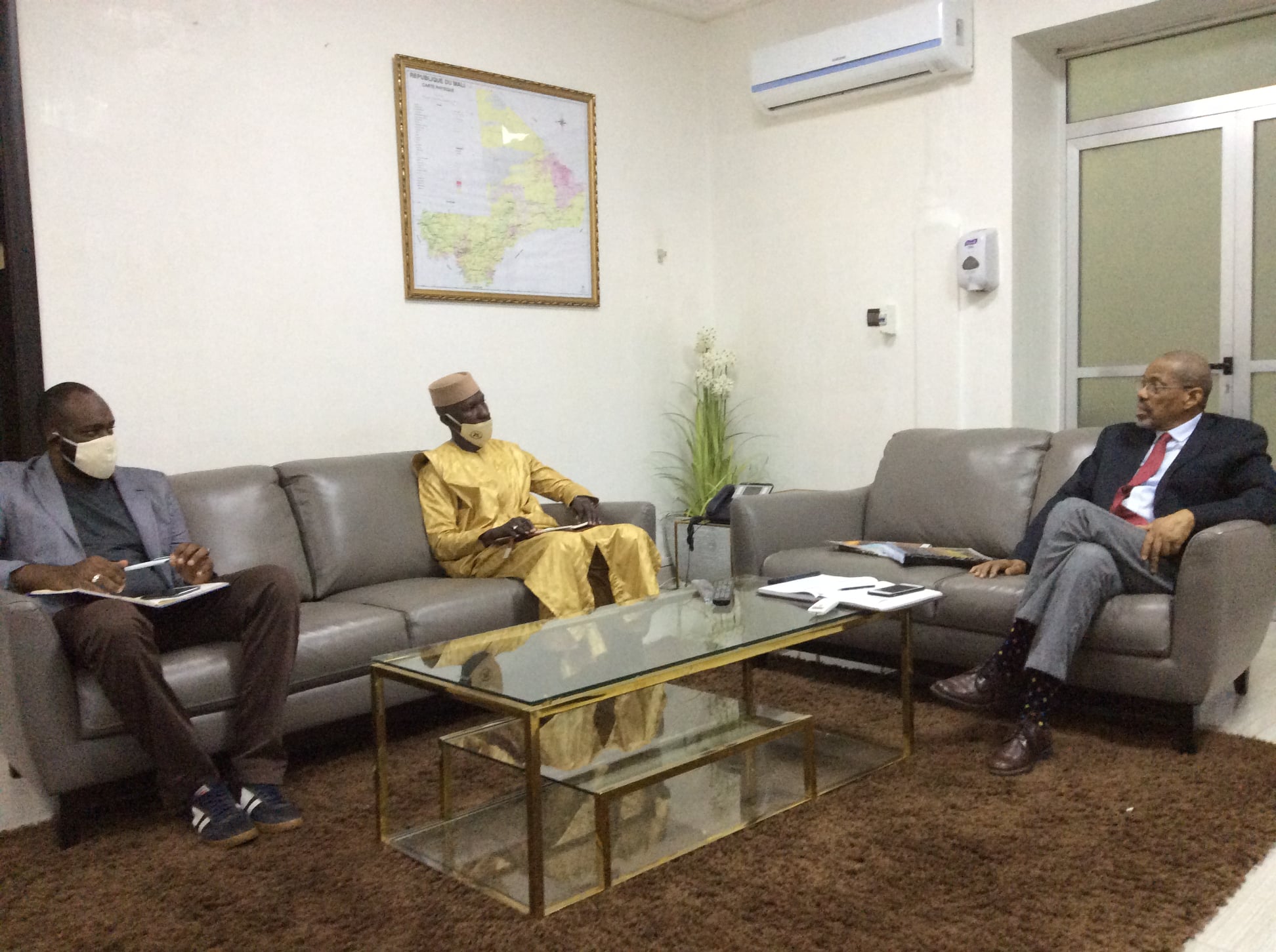 Communiqué de presse: Le Ministre de l'Administration Territoriale et de la Décentralisation, Monsieur Boubacar Alpha BAH a rencontré les Présidents et représentants des partis politiques suivants : FSD-SAP, R.D.S, FDP MALI KURA, les non alignés,  UM
