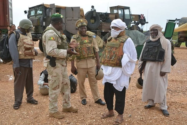 Opération : Maliko Théâtre Est : Le com-secteur 1 auprès des hommes sur le terrain à Tessit
