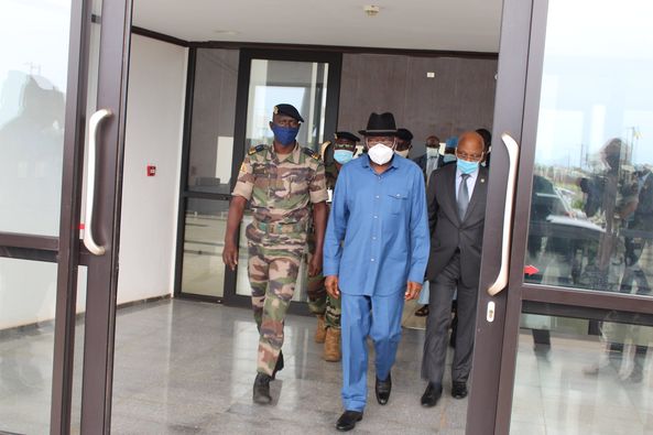 L’ Ancien Président de la République Fédérale du Nigéria, Médiateur de la CEDEAO, S.E.M. Goodluck Jonathan et la Ministre ghanéenne des Affaires Étrangères, Présidente du Conseil des Ministres de la CEDEAO, S.E.M. Shirley Ayorkor Botchway sont arrivés à B