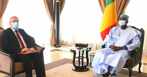 Le Chef de l'État, SEM Bah N'DAW a reçu en audience SEM Joël MEYER, Ambassadeur de France au Mali, en présence du Vice-président de la Transition, Colonel Assimi GOITA.