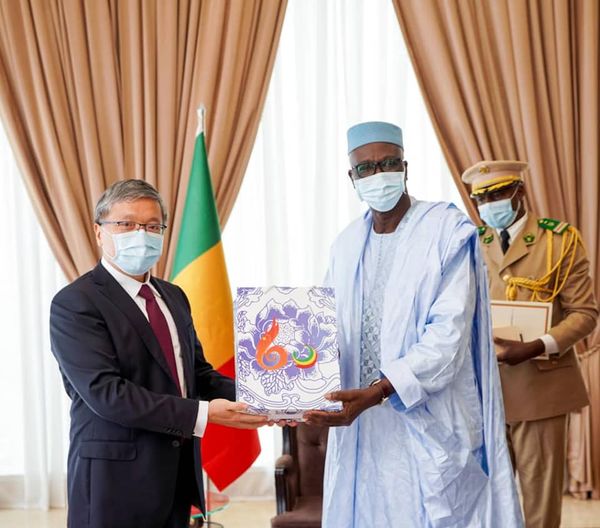 Le Chef de l'État SEM Bah N'DAW, a reçu en audience, SEM ZHU Liying, Ambassadeur de la République Populaire de Chine au Mali, en présence du Vice-président Colonel Assimi GOITA.