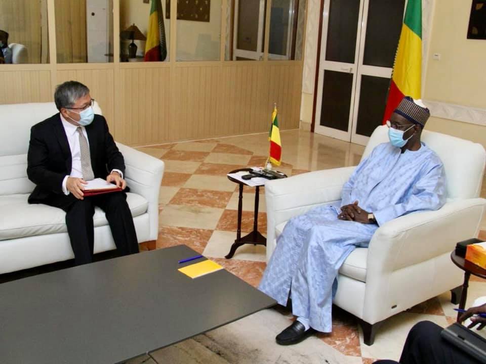 AUDIENCE | Le Premier ministre Moctar Ouane, a reçu en audience l’Ambassadeur de Chine au Mali.