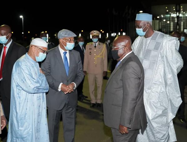 Le Chef de l'État, SEM Bah N'DAW a accompagné en début de soirée son homologue ghanéen, SEM Nana Addo Dankwa AKUFO-ADDO, Président en exercice de la CEDEAO et sa délégation à l'aéroport.