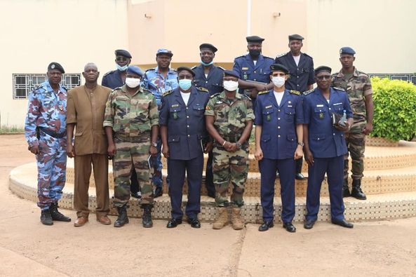 Visite du chef d’état-major de l’armée de l’air à la direction générale de la police nationale