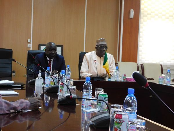 Visite de courtoisie à la cour constitutionnelle : Le Ministre de la Refondation de l’Etat, Chargé des relations avec les Institutions de la République, Monsieur Mohamed Coulibaly reçu par Monsieur Amadou Ousmane TOURE, Président de l’Institution