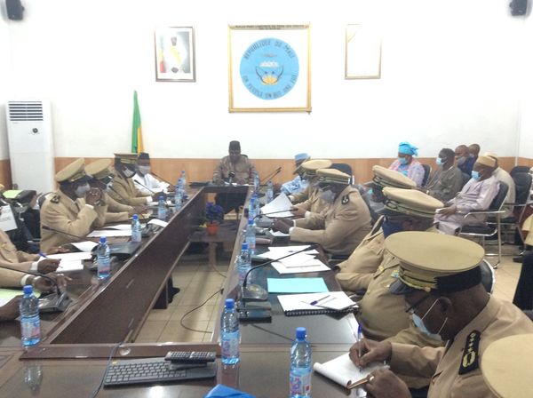 Le ministre a rencontré les gouverneurs de régions et du district.