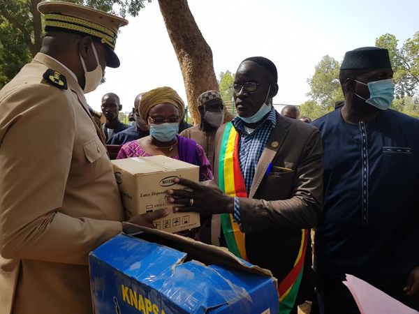 Situation sanitaire et humanitaire à Farabougou : la ministre de la Santé et du Développement social donne de la céréale et des médicaments