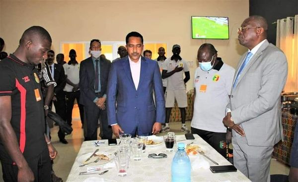 Le Ministre Mossa Ag Attaher déjeune avec les Aigles du Mali