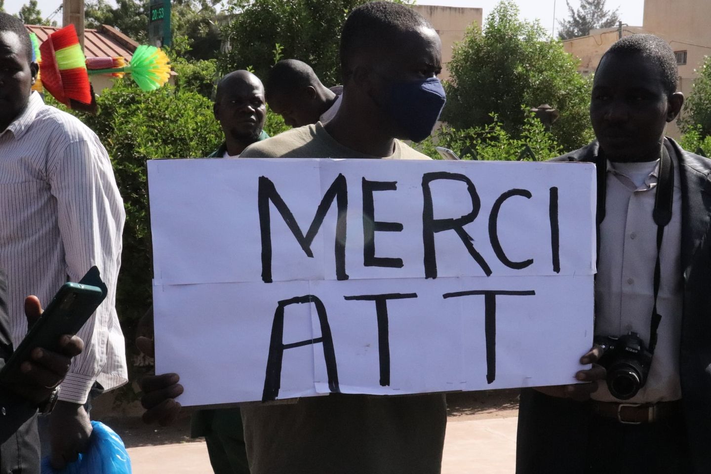 Hommage à ATT : la dépouille de l’ancien président salué par la population.