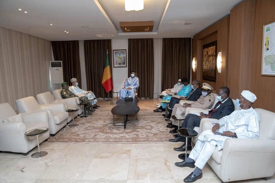 Le Président de la Transition, Chef de l’Etat SEM Bah N’DAW a reçu en audience le Secrétaire Exécutif du G5 Sahel, Monsieur Maman SIDIKOU.