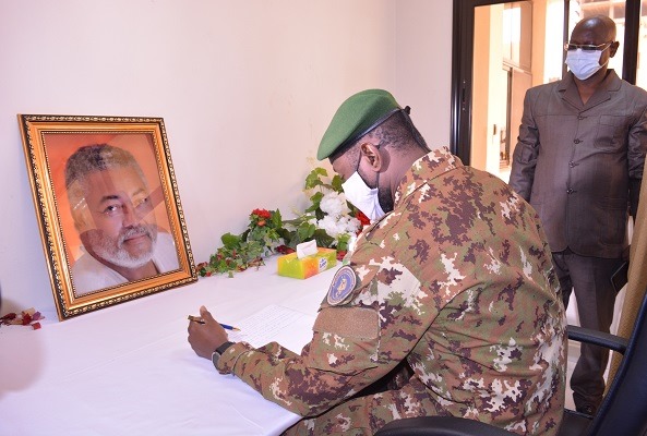 Ambassade du Ghana au Mali : Le vice-président de la transition signe le livre de condoléances