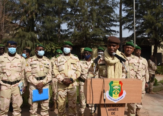 Le Ministre de la Défense et des Anciens Combattants, le Colonel Sadio Camara prend contact avec ses nouveaux collaborateurs