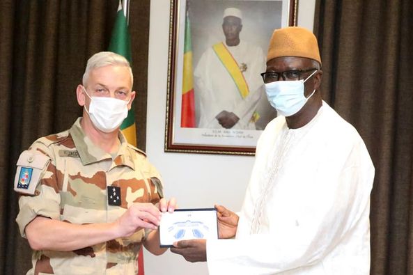 Le Chef de l’Etat, SEM Bah N’DAW a reçu en audience, ce vendredi 11 décembre, le Général d’Armée François LECOINTRE, Chef d’Etat-major des Armées françaises.