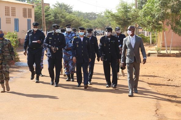 Visite du Directeur Général de la police aux recrues : « Aucun comportement à ternir l’image de la police ne sera toléré, tolérance zéro pour l’usage de l’alcool, tabac et drogue » Dixit l’inspecteur général MOUSSA AG INFAHI.