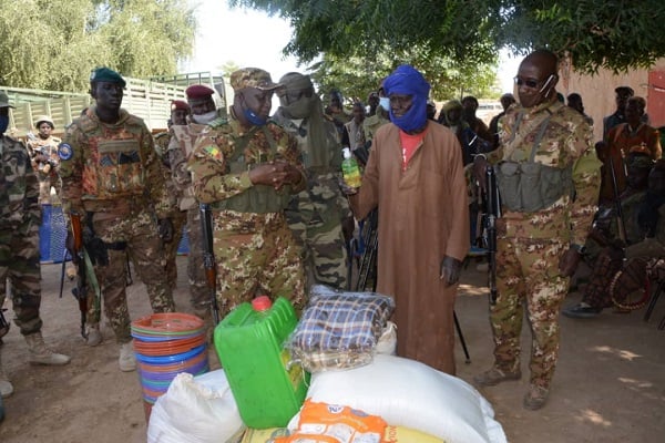 Opération Maliko – Théâtre Centre- Secteur 5 : Les FAMa offrent un lot important de vivres et de petits vivres aux populations