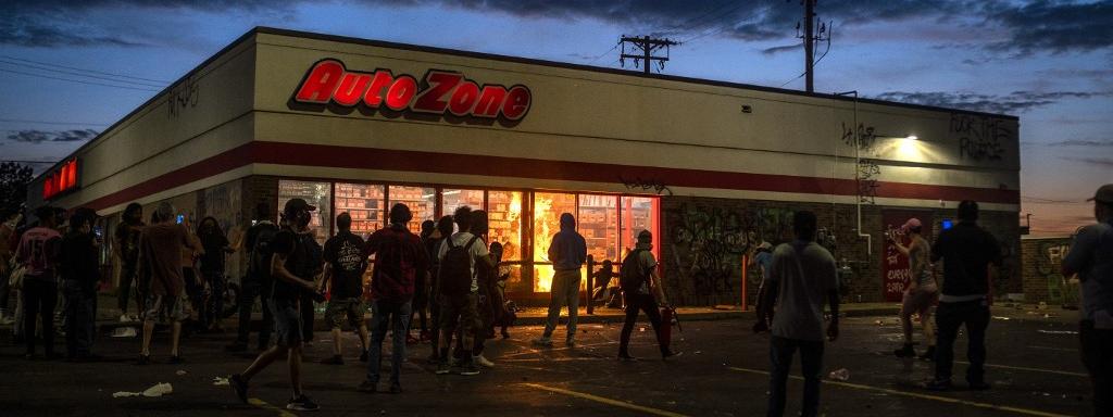 Etats-Unis : deuxième nuit d'échauffourées à Minneapolis, après la mort d'un Afro-Américain aux mains de la police