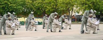 Le ministre de la défense, Col Sadio Camara s’adressant à des nouveaux officiers de l’école d’Etat-major: » Nous sommes un pays en guerre et la reconstruction passe forcément par la formation… «