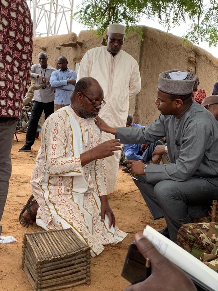 Le maire de la commune de Sangha présentant ses excuses au PM