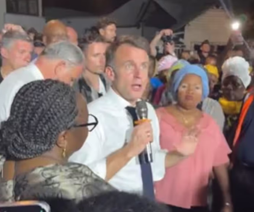 Macron chahuté à Mayotte: “Si ce n’était pas la France, vous seriez 10.000 fois plus dans la merde”