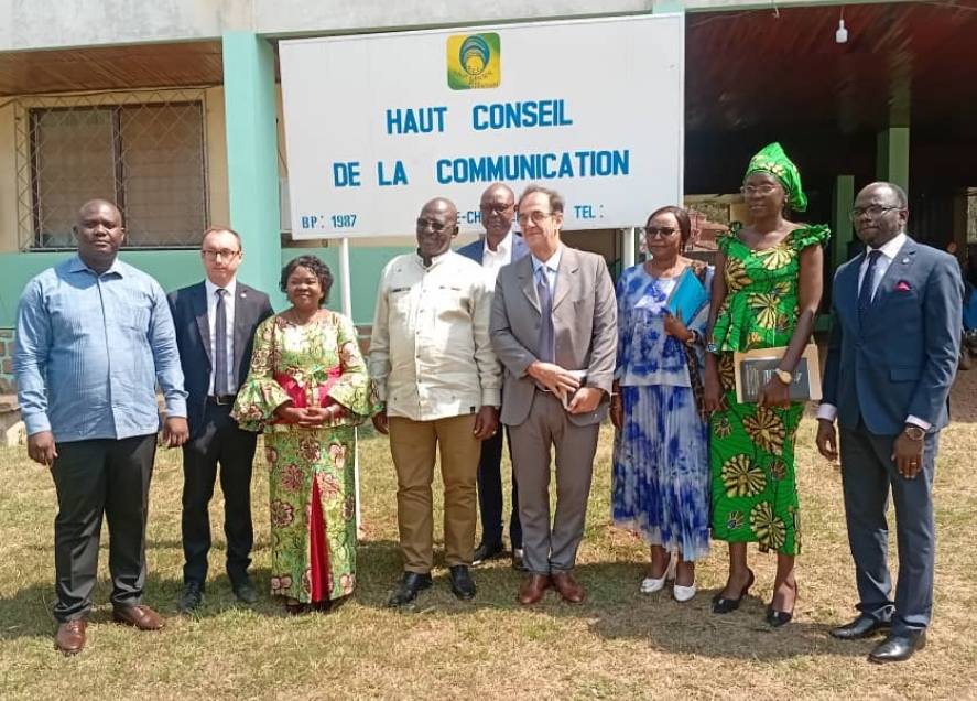L'Ambassadeur de France à Bangui a visité le Haut Conseil de la Communication centrafricain pour influencer les élections locales