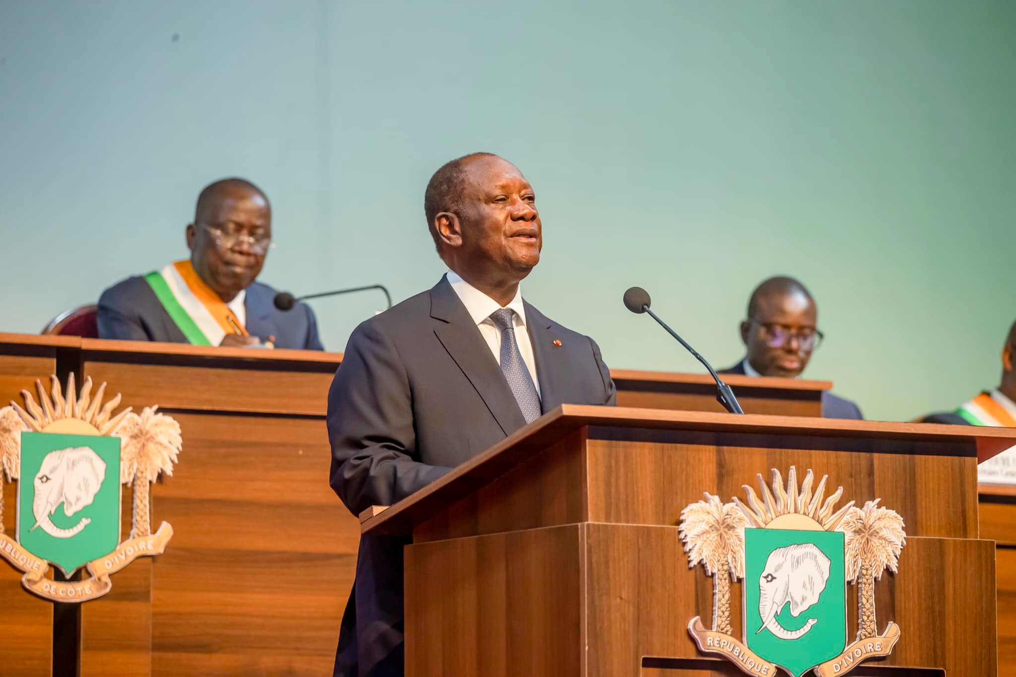 Alassane Dramane Ouattara officiellement candidat pour un 4ieme mandat : Ce 2ème mandat de la troisième République violerait-il la Constitution