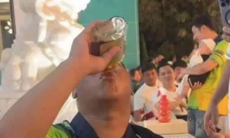 Un influenceur de 21 ans décède lors d’un défi pour « avaler » une bouteille entière de whisky