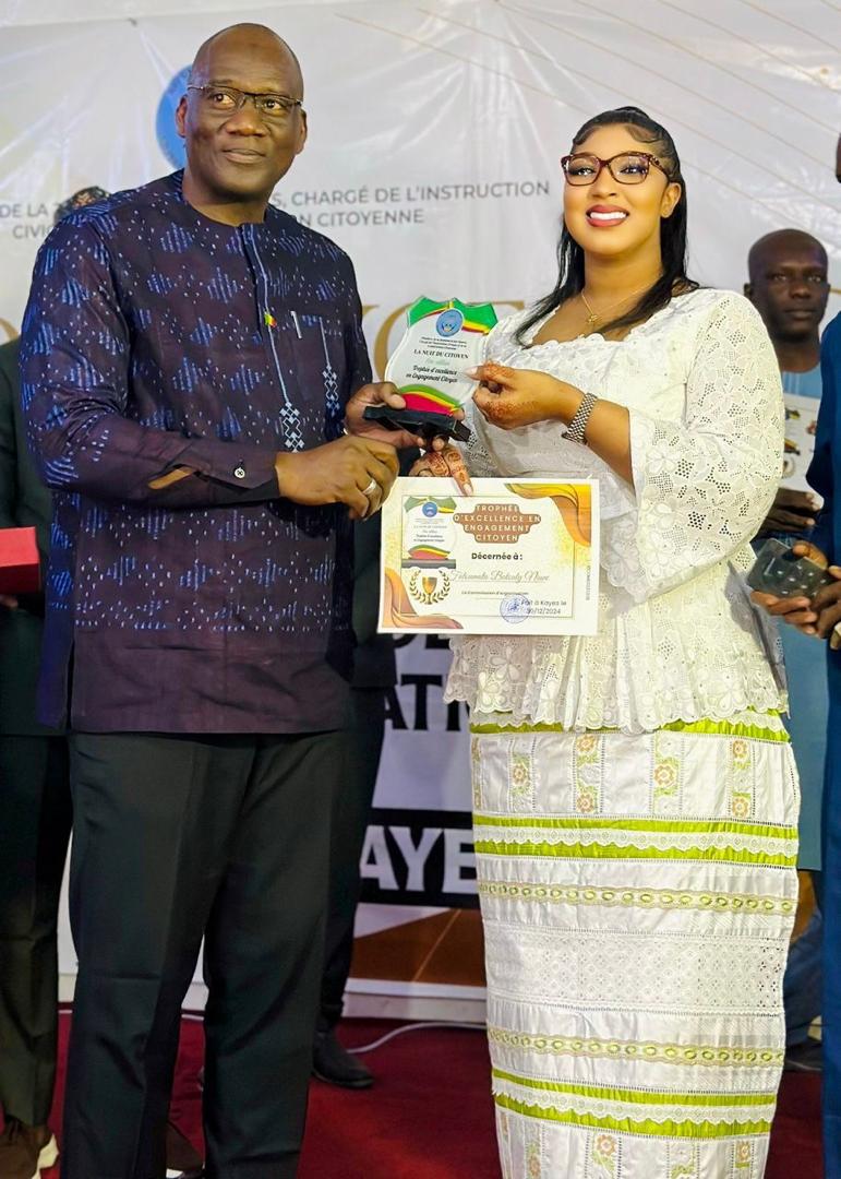 Nuit du Citoyen à Kayes : La Présidente Fatoumata Batouly Niane honorée par un trophée d'excellence pour son engagement citoyen dans la Région. 