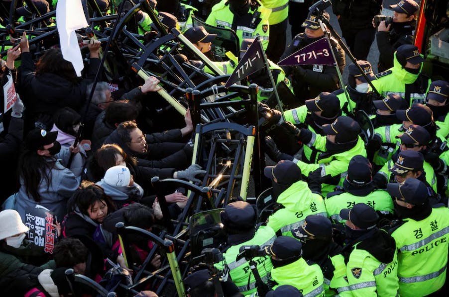 Les gardes présidentiels sud-coréens empêchent l'arrestation de Yoon, après une confrontation tendue
