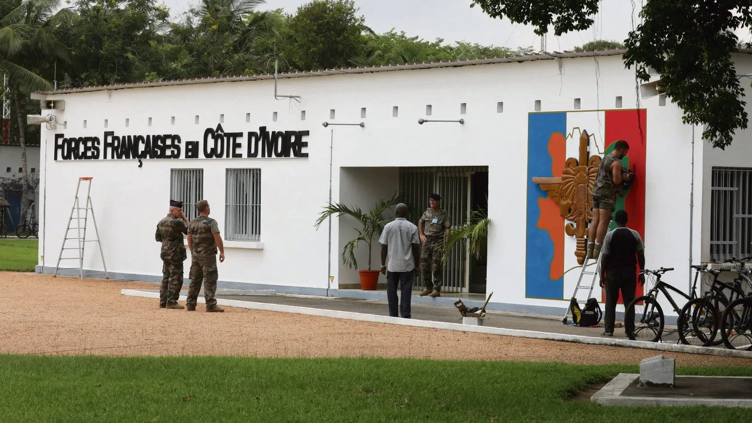 La France en Afrique : derrière les bases militaires, la remise en question d’un système néocolonial