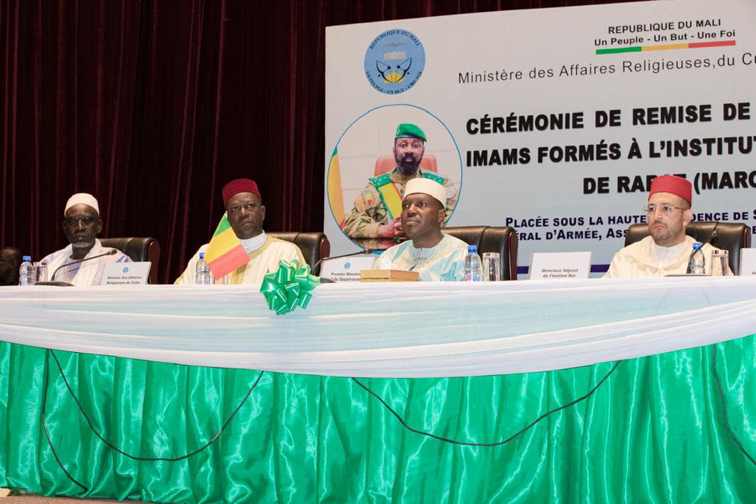 Cérémonie de remise de diplômes aux imams formés à l'institut Roi Mohammed VI de Rabat au Maroc...« Soyez des artisans de la paix » dixit le premier ministre 