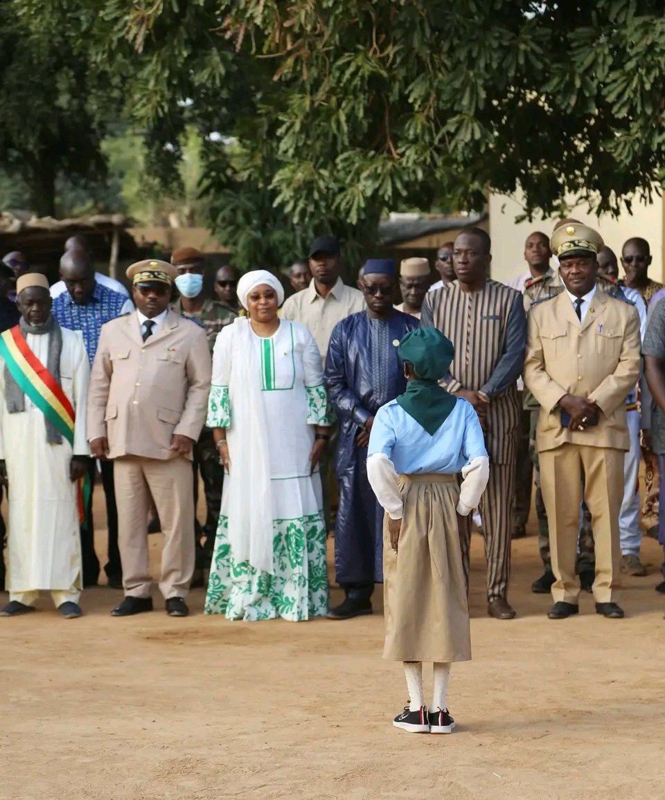 Journée Nationale de la Souveraineté Retrouvée : Cérémonie de montée des couleurs au Lycée public de Sebougou.