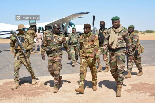 Tombouctou : Le Chef d’État-major de la Garde Nationale à Ber pour fêter le Nouvel An 2025 et remonter le moral des troupes en opération