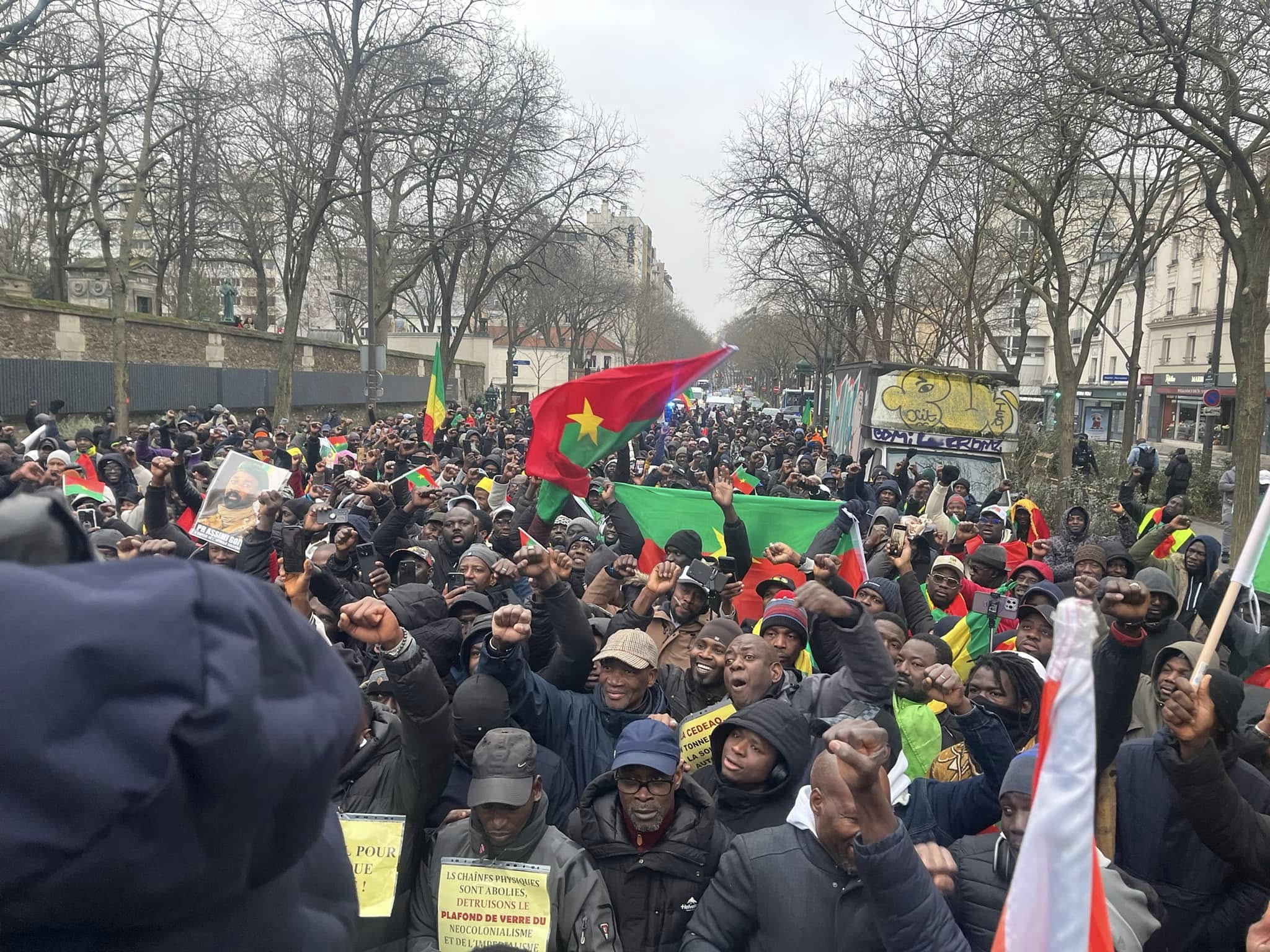 Paris : une marche en faveur de l’AES mobilise des centaines de personnes