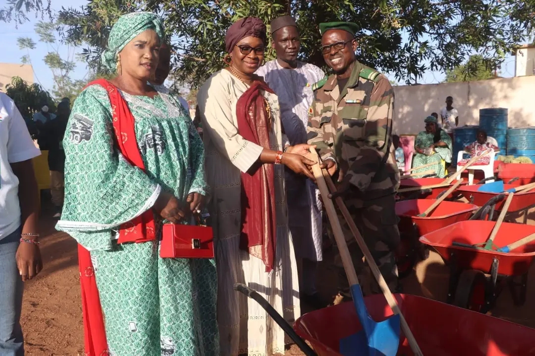 Fête du 20 janvier : Remise d’un important lot de matériels d’assainissement à l’association des femmes et des jeunes du Camp militaire Soundjata Keita de Kati