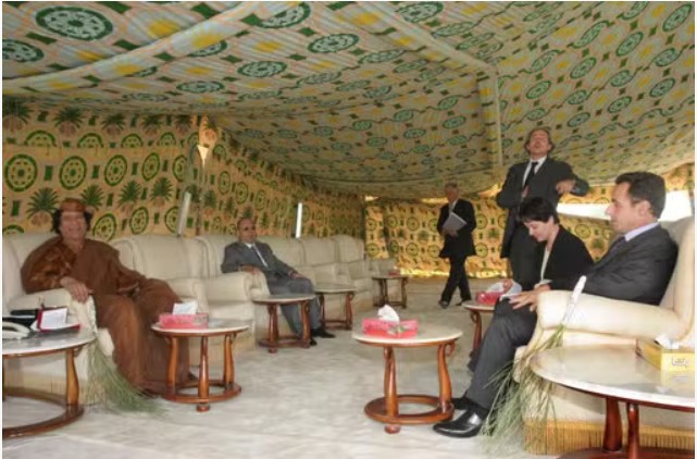 « J’ai cru qu’il était drogué, je suis pas spécialiste, j’ai jamais fumé » : au procès libyen, Nicolas Sarkozy raconte sa rencontre sous la tente avec Kadhafi