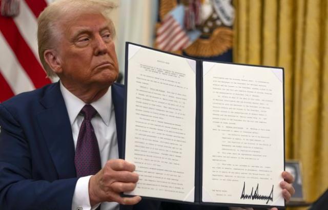 Donald Trump signe un décret pour déclassifier les archives sur les assassinats de "JFK" et Martin Luther King