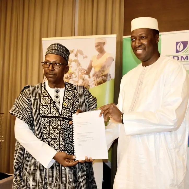 Une convention de financement de 150 milliards FCFA a été signée ce vendredi 24 janvier 2025 la CMDT (Compagnie Malienne pour le Développement des Textiles) et un pool bancaire dirigé par la BDM-SA. La cérémonie, présidée par M. Mamadou Moustapha Diarra, PDG de la CMDT, et M. Ibrahima N'Diaye, ADG de la BDM-SA, a réuni treize banques de Bamako et la BOA BMCE Group Maroc, partenaire stratégique. M. Ibrahima N'Diaye a réaffirmé l’engagement du pool bancaire à mobiliser les ressources néc