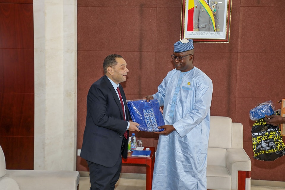 Mali : Le président du CNT offre un cadeau souvenir à l'ambassadeur Hadi Shebli en fin de mission
