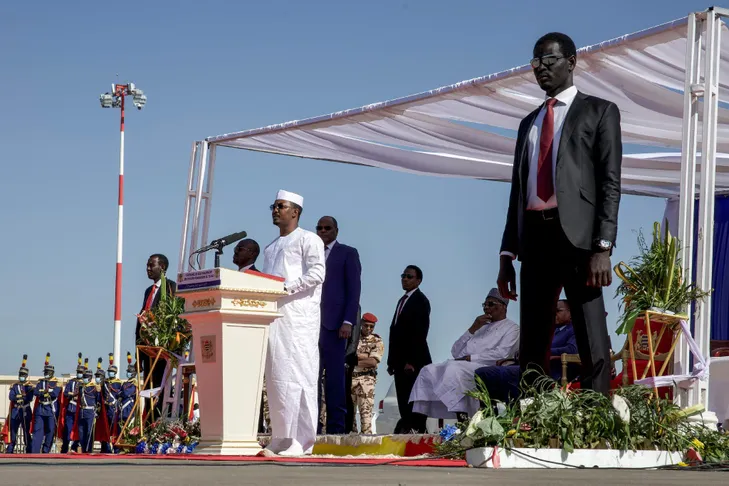 Le président tchadien salue le "départ définitif et complet" de l'armée française