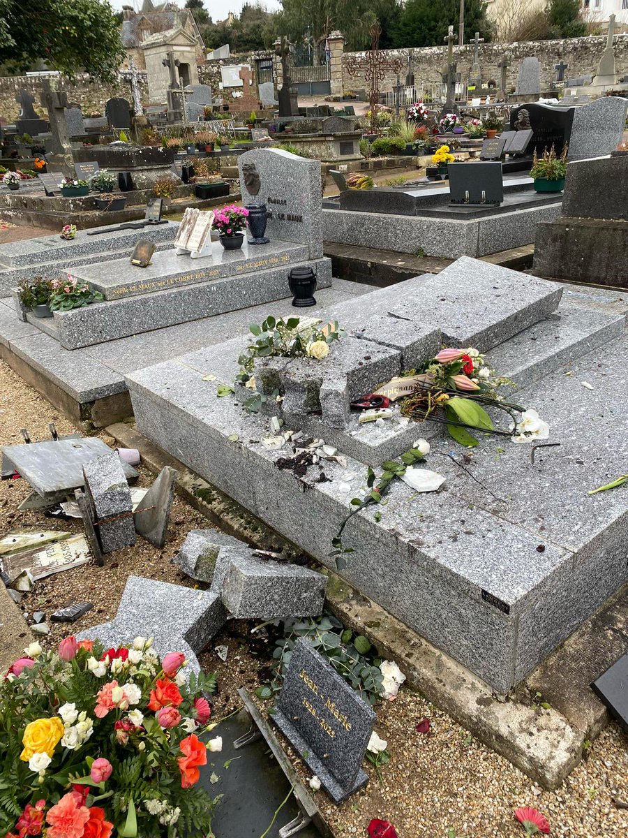 France : La tombe de Jean-Marie Le Pen profanée " à coups de masse" dans le cimetière de la Trinité-sur-Mer