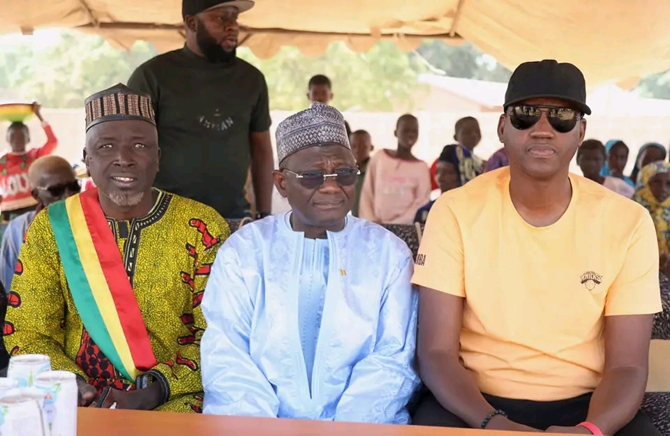 KÈLA, cercle de Kangaba : le DG de l’INPS, Ousmane Karim COULIBALY, a été accueilli par les proches de l'international Amadou HAÏDARA. 