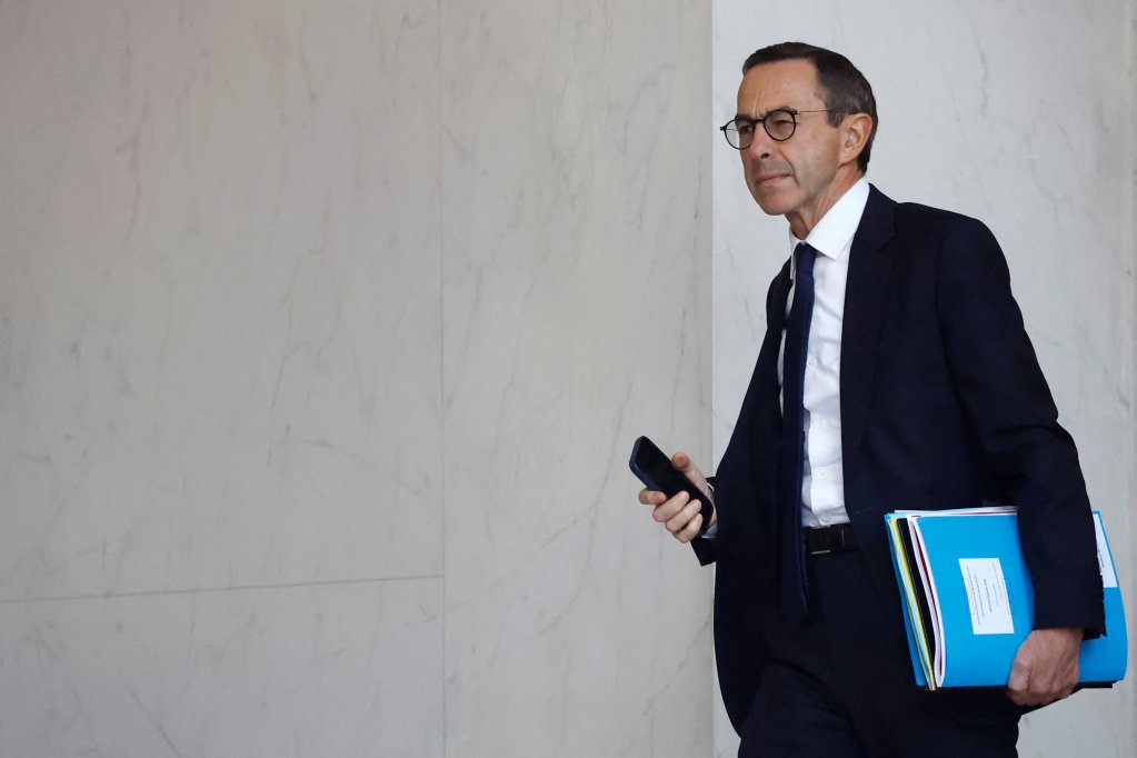 Régularisation des sans-papiers en France : que contient la nouvelle circulaire du ministre de l’Intérieur ?