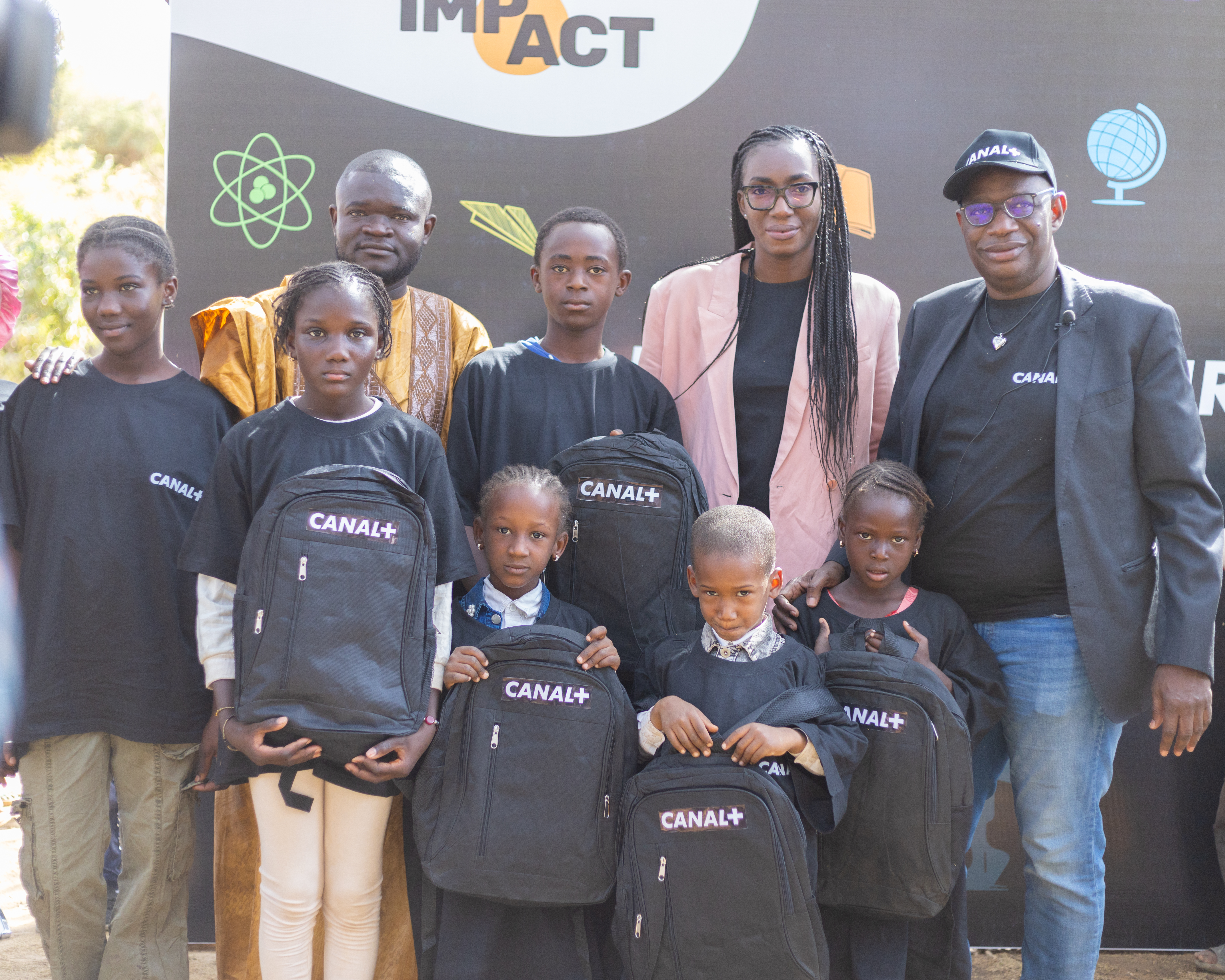 École Karama de l’île Dialagoun : Canal+ fait don de kits scolaires !