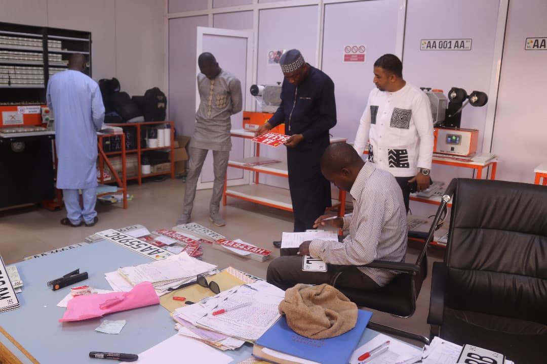 Mali : Visite du Directeur Général des Transports à l'unité de production des plaques d'immatriculation
