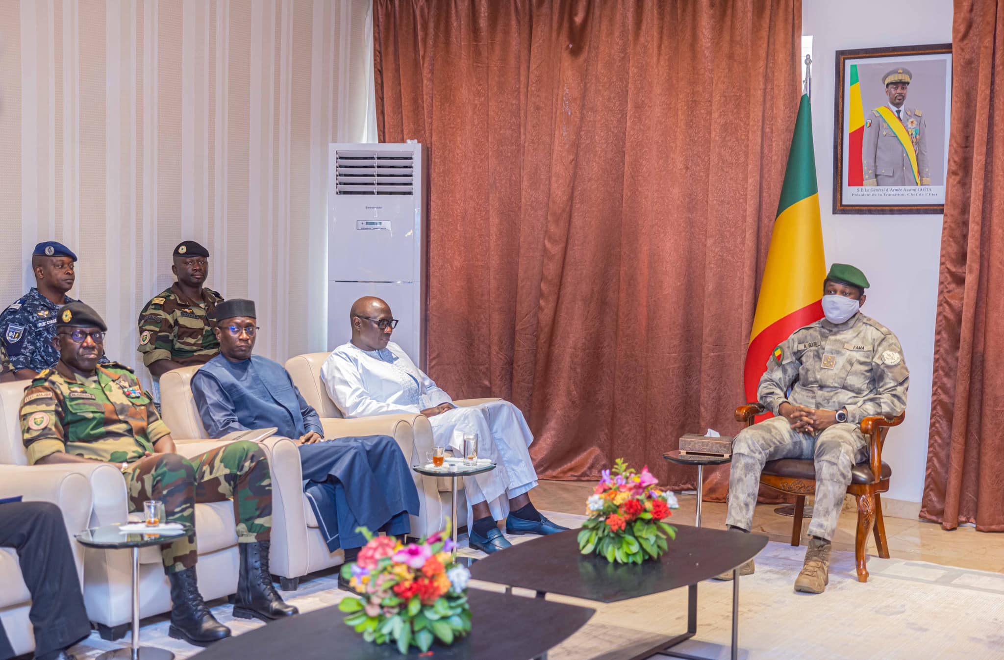 Le Président de la Transition a reçu en audience le Ministre des Forces Armées du Sénégal