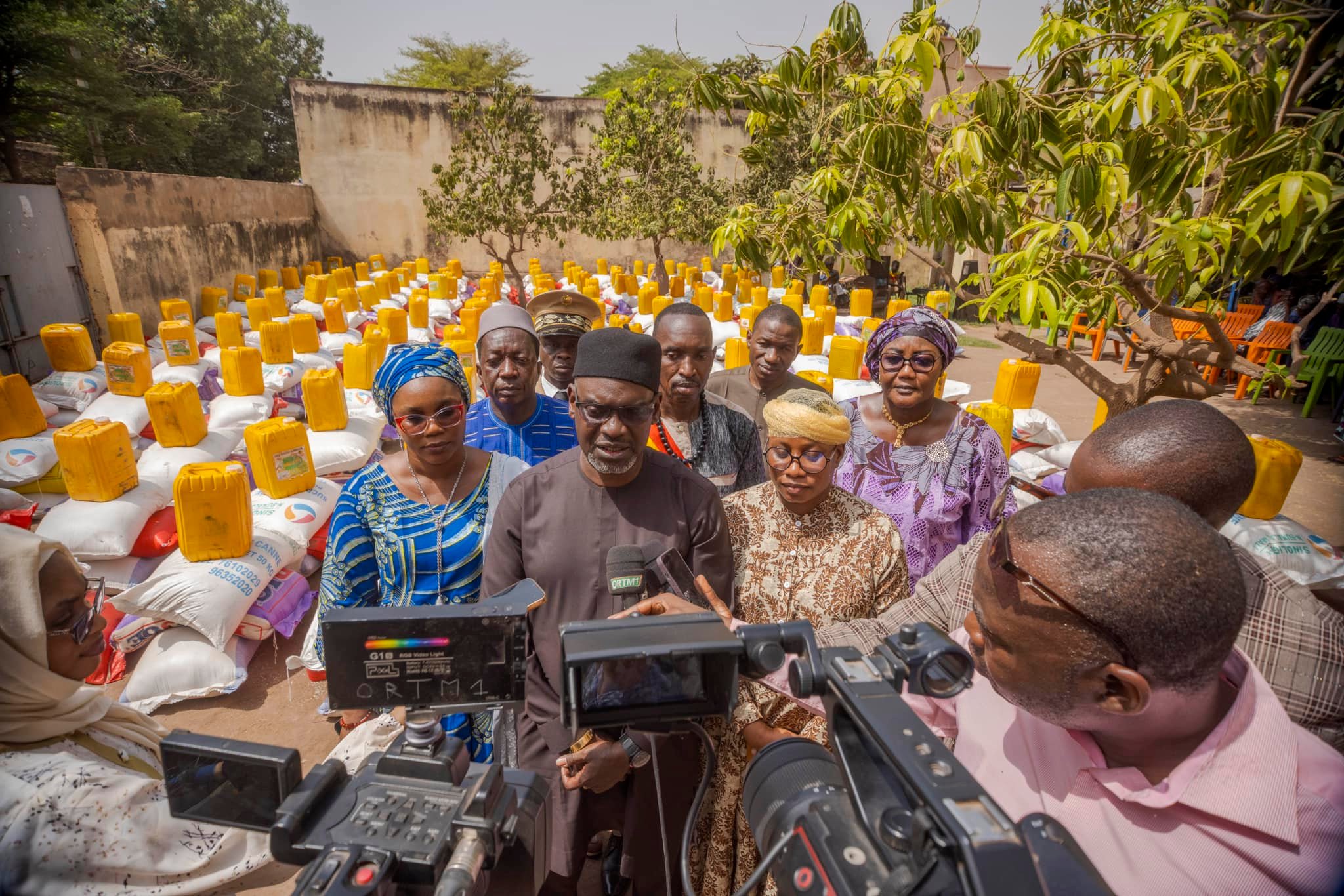SOLIDARITÉ : Le Président de la Transition offre des kits alimentaires aux démunis